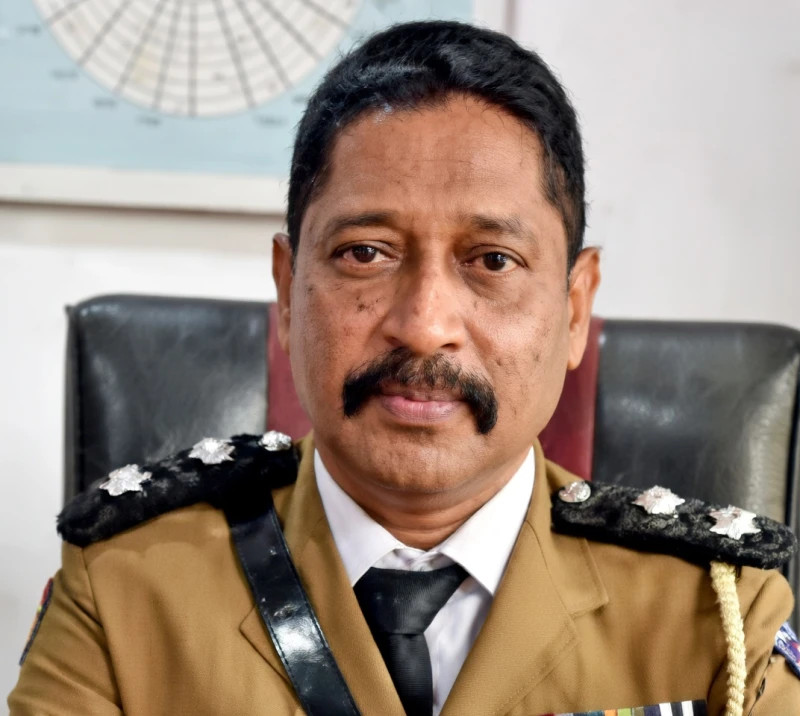 while-chasing-a-suspect-his-foot-tripped-and-the-duty-firearm-went-off