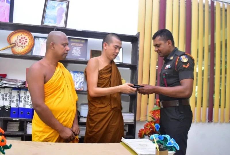 an-army-soldier-finds-a-foreigners-missing-wallet