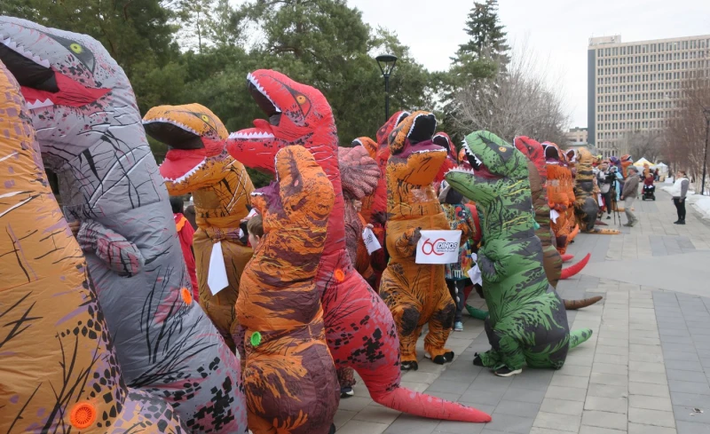 university-of-calgary-set-guinness-world-record-for-wearing-dinosaur-costumes