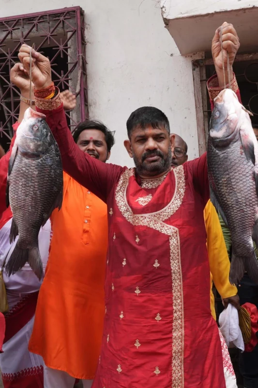 indias-latest-wave-of-fish-curry-politics