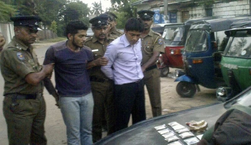 a-trafficker-was-caught-along-with-the-bank-officer-who-was-distributing-drugs-by-lifting-tricycles