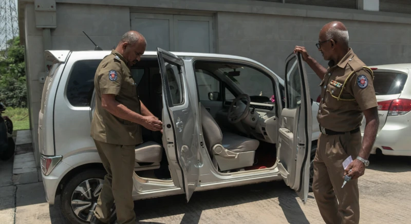 forty-lakhs-of-ice-in-a-car-that-was-stopped-on-the-highway