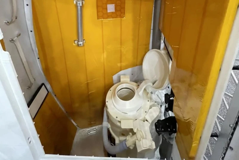the-toilet-problem-of-the-plane-that-went-to-the-moon-came-to-the-fore