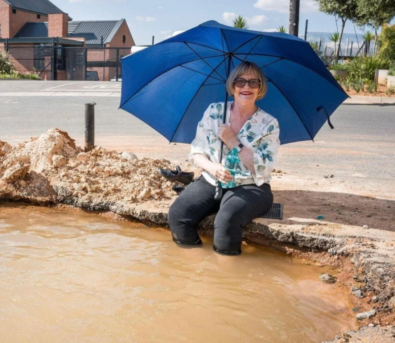 south-african-politician-swims-through-giant-mud-pit-to-point-out-broken-roads-in-johannesburg