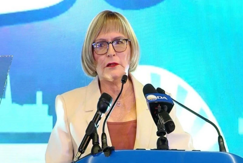 south-african-politician-swims-through-giant-mud-pit-to-point-out-broken-roads-in-johannesburg