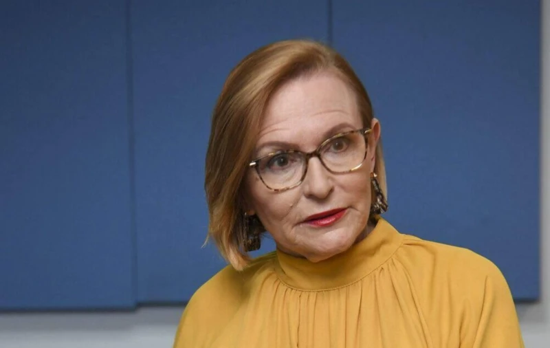 south-african-politician-swims-through-giant-mud-pit-to-point-out-broken-roads-in-johannesburg