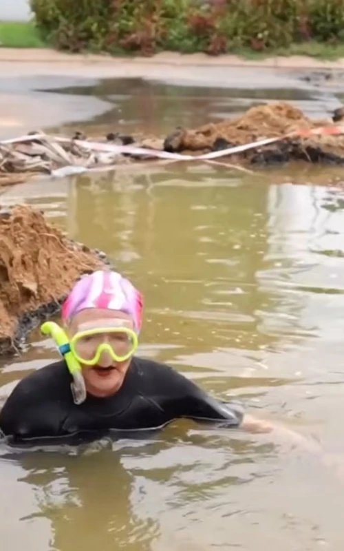 south-african-politician-swims-through-giant-mud-pit-to-point-out-broken-roads-in-johannesburg