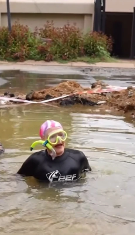 south-african-politician-swims-through-giant-mud-pit-to-point-out-broken-roads-in-johannesburg