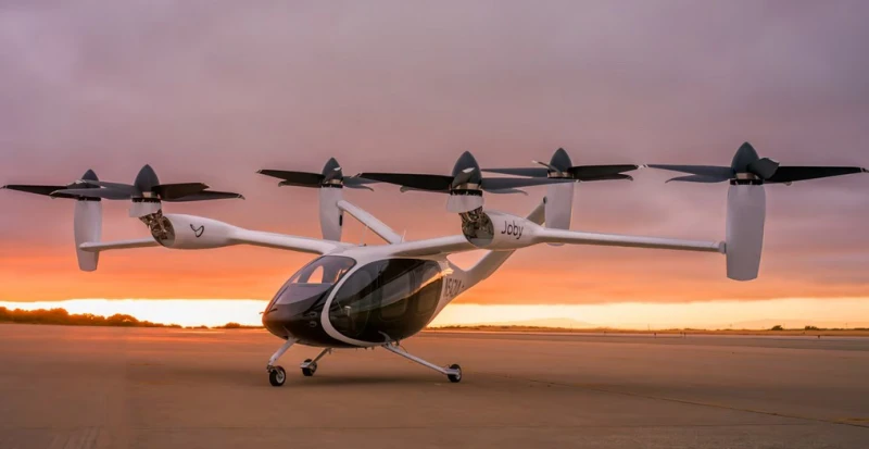 flying-taxis-fly-over-traffic-in-new-york-city