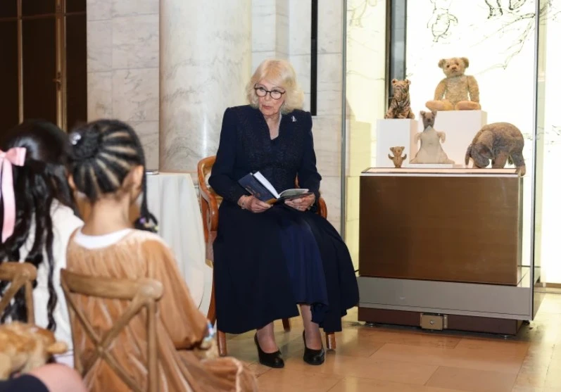 the-new-york-public-library-is-amazed-by-camillas-doll