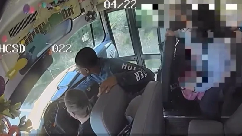 how-a-group-of-students-averted-a-major-accident-after-the-driver-of-an-american-school-bus-fell-unconscious