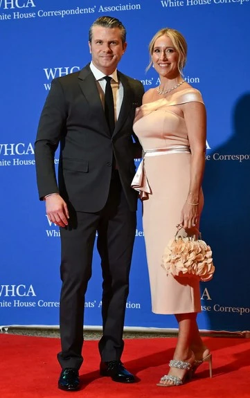 a-story-about-the-american-defense-secretarys-wife-dressing-up-in-a-chinese-dress