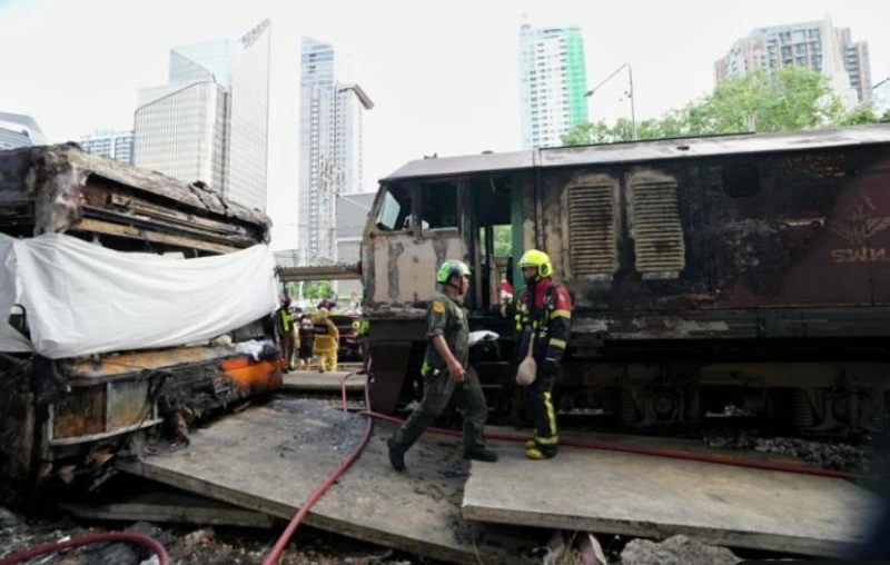 8-killed-in-train-bus-accident-in-bangkok