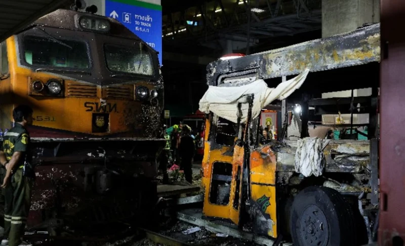 8-killed-in-train-bus-accident-in-bangkok