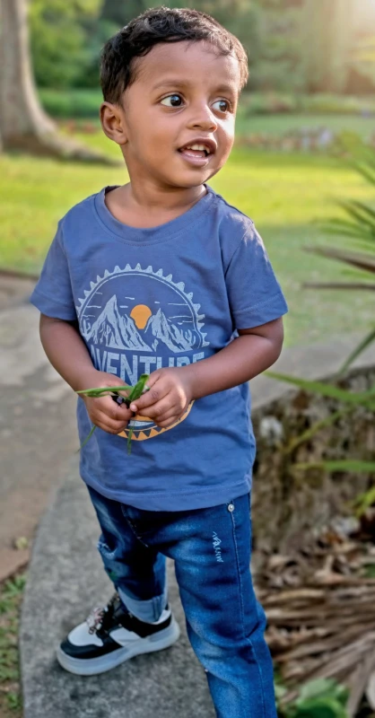 an-unfortunate-fate-for-a-three-year-old-child-who-fell-under-the-body-of-his-father-who-fell-from-the-soldier