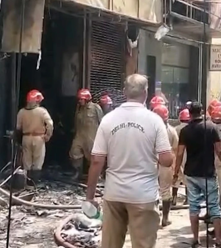 21-people-including-foreigners-died-in-a-fire-in-a-hotel-in-new-delhi
