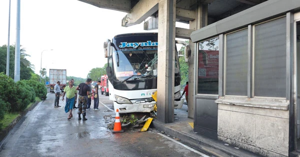 10-hospitalized-in-bus-accident-on-southern-expressway