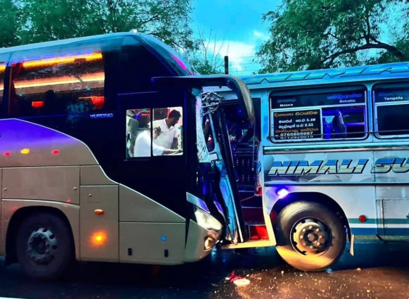 15-people-in-the-hospital-after-two-buses-collided-in-lunugamwehera