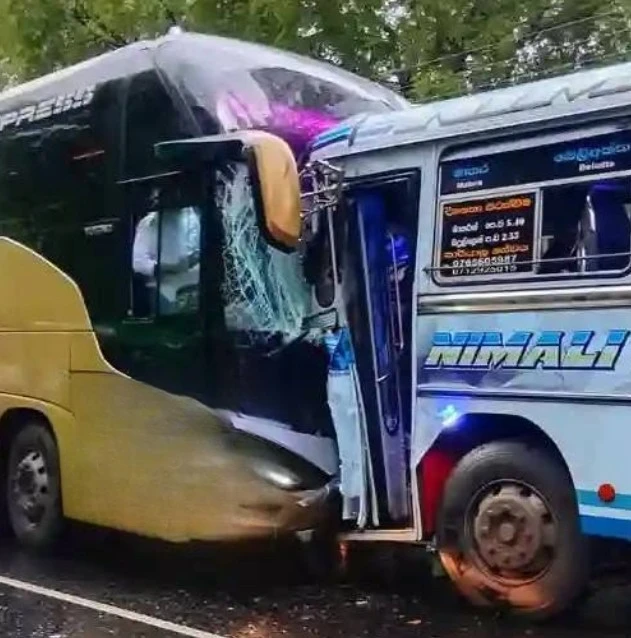 15-people-in-the-hospital-after-two-buses-collided-in-lunugamwehera