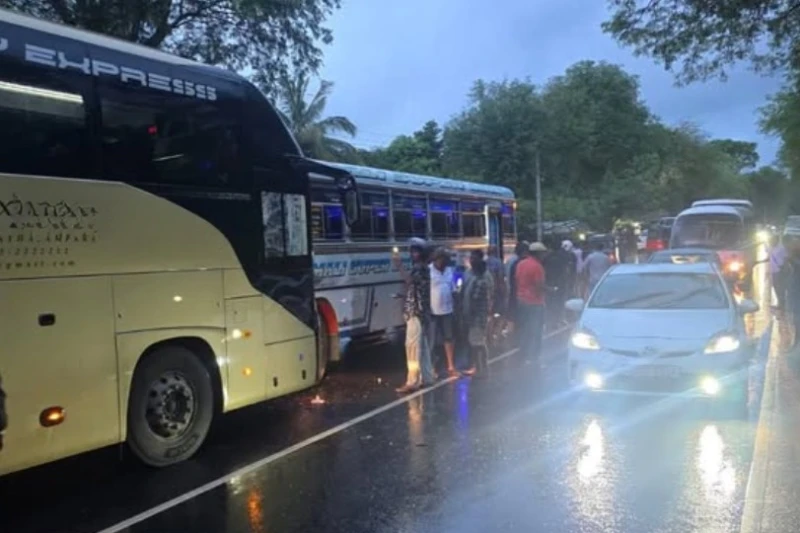 15-people-in-the-hospital-after-two-buses-collided-in-lunugamwehera
