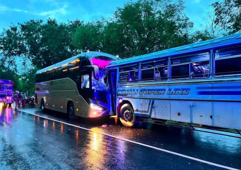 15-people-in-the-hospital-after-two-buses-collided-in-lunugamwehera