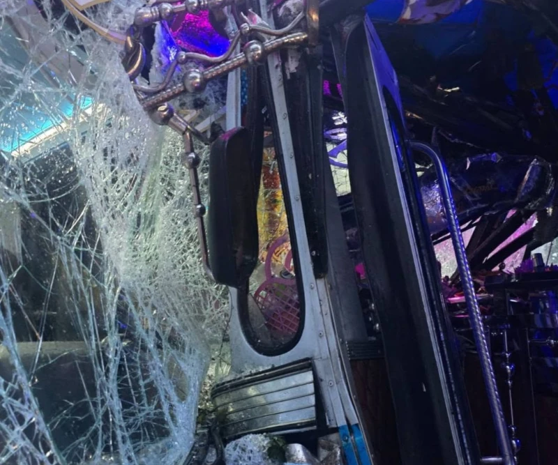 15-people-in-the-hospital-after-two-buses-collided-in-lunugamwehera