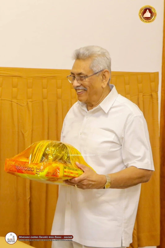 in-the-middle-of-the-story-of-being-arrested-gota-went-to-visit-kiri-vehera-photos