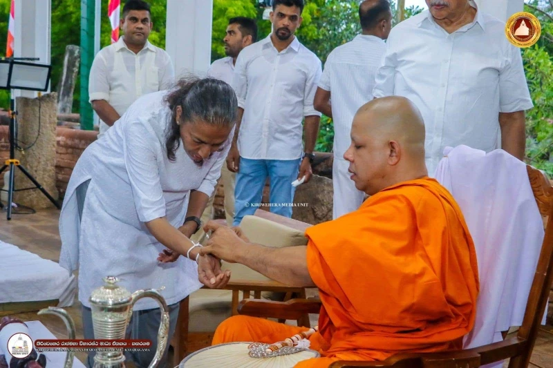 in-the-middle-of-the-story-of-being-arrested-gota-went-to-visit-kiri-vehera-photos