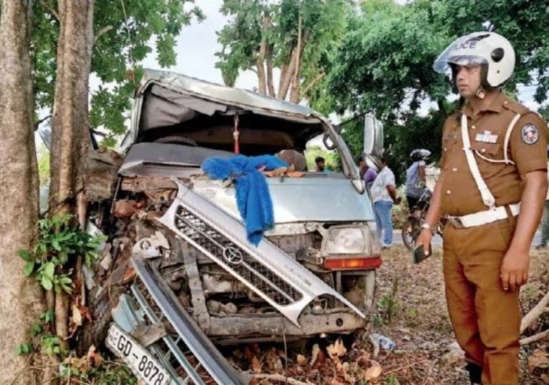 11-people-are-in-the-hospital-when-the-van-crashes-into-a-tree-while-coming-from-the-wedding
