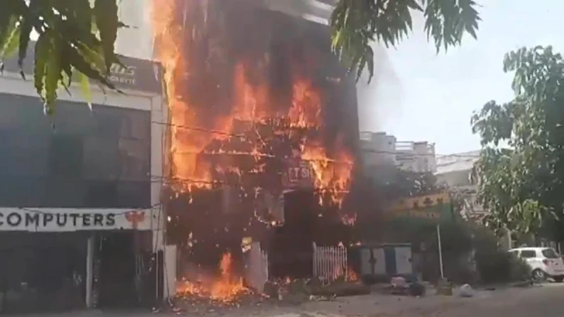 15-students-were-killed-in-a-fire-at-an-animation-video-making-place-in-lucknow