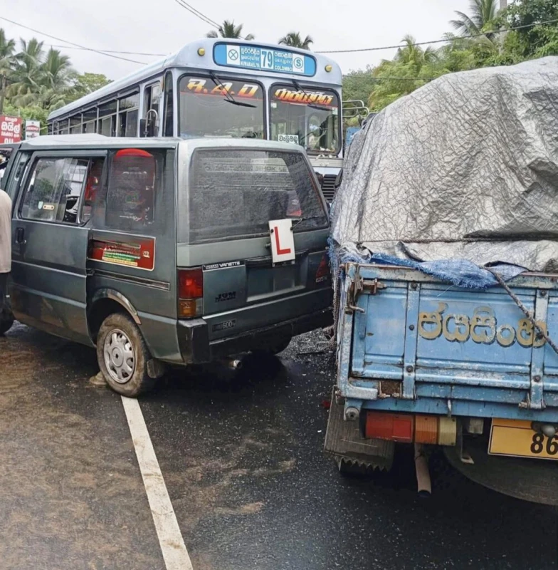 a-woman-died-in-kegalle-seven-vehicle-accident-photos