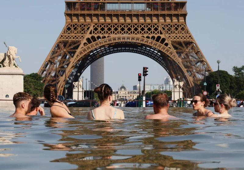 hot-weather-across-europe---even-the-eiffel-tower-is-closing