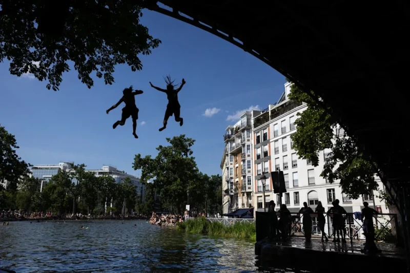 hot-weather-across-europe---even-the-eiffel-tower-is-closing