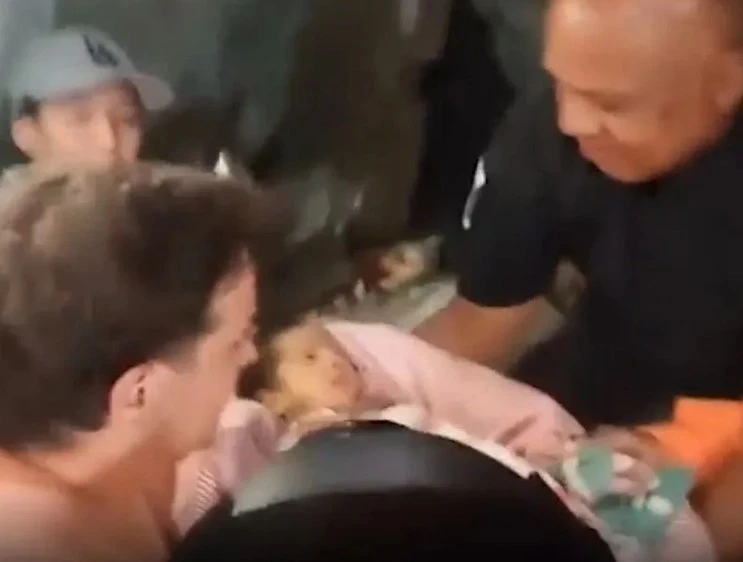 amazing-operation-in-venezuela-that-saved-a-baby-trapped-in-a-building-damaged-by-the-earthquake
