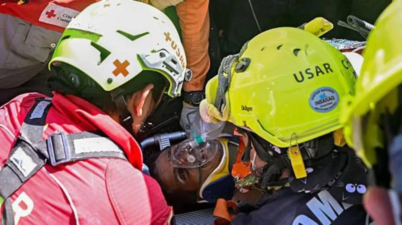 a-man-is-rescued-after-8-days-in-the-rubble-of-the-venezuelan-earthquake