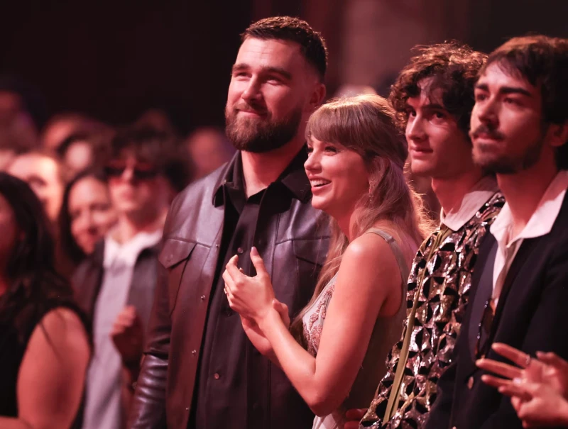 pop-singer-taylor-swift-and-football-player-travis-kelce-are-engaged