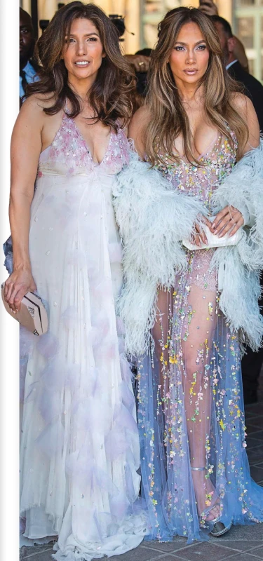 jennifer-lopez-and-her-sister-linda-attend-paris-fashion-week
