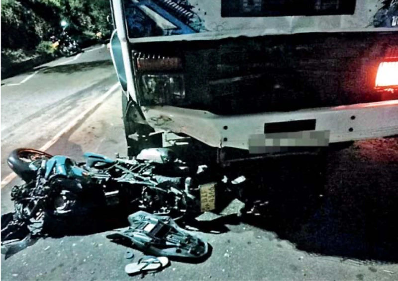 the-two-young-men-who-were-coming-on-the-motorcycle-to-watch-the-music-fell-victim-to-the-sand-tipper