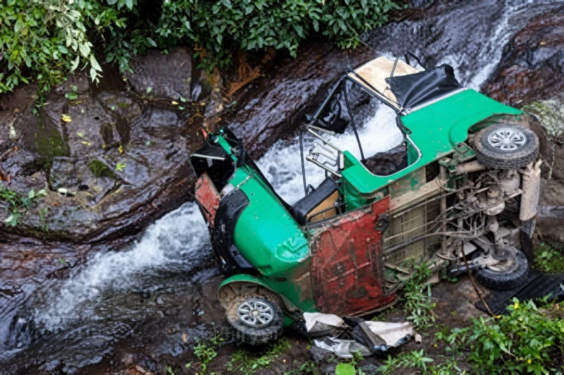 three-wheeler-falls-down-mohini-falls-two-killed