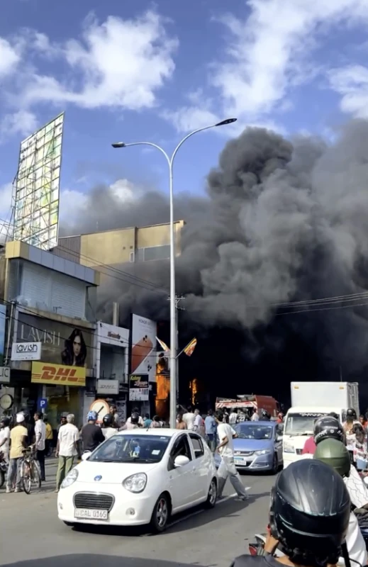 matara-sale-shop-catches-fire-photos