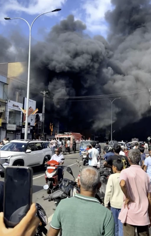 matara-sale-shop-catches-fire-photos