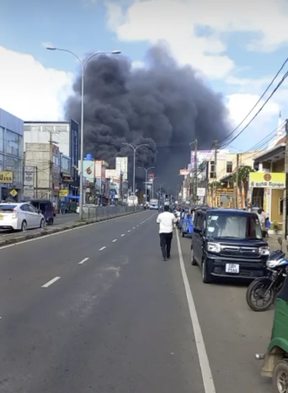 matara-sale-shop-catches-fire-photos