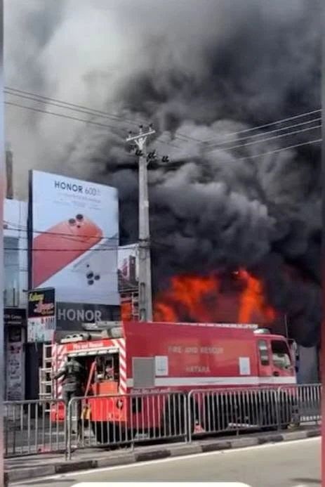 matara-sale-shop-catches-fire-photos