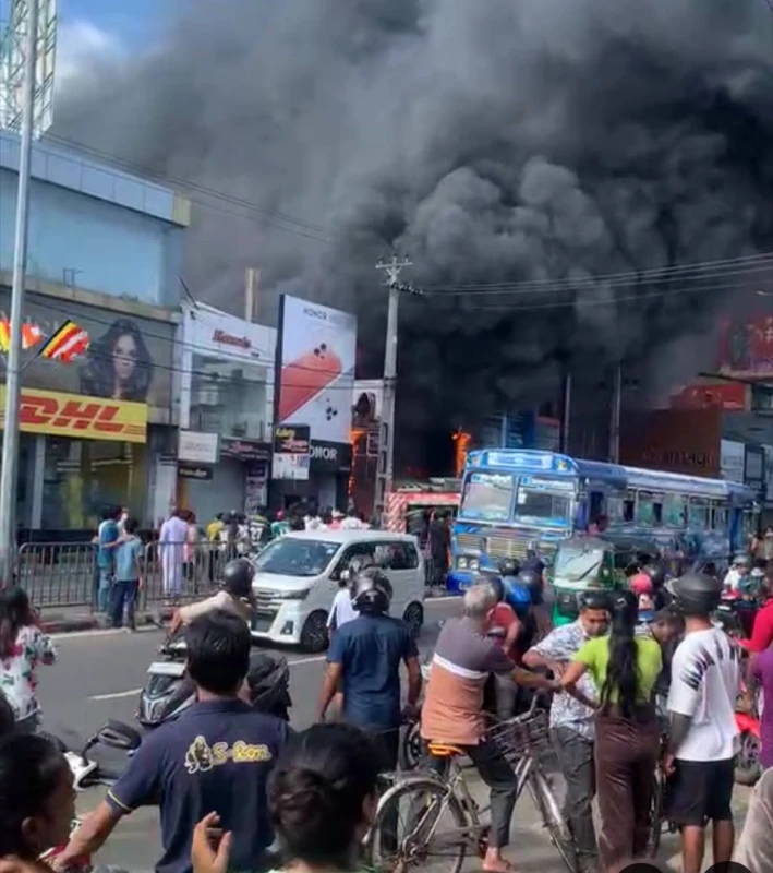 matara-sale-shop-catches-fire-photos