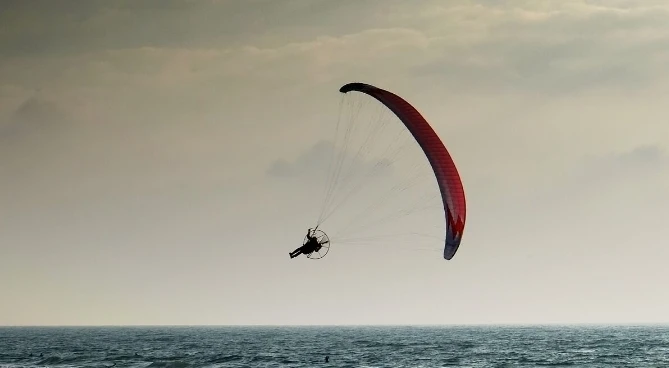 a-paraglider-that-took-off-in-bento-crashed-into-the-sea-and-a-foreign-woman-died