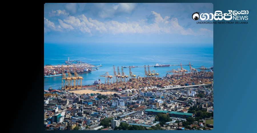 17-containers-fall-into-the-sea-from-a-ship