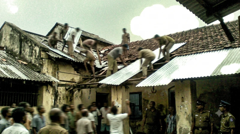 after-rioting-in-kuruwita-prison-inmates-repair-the-roof-themselves