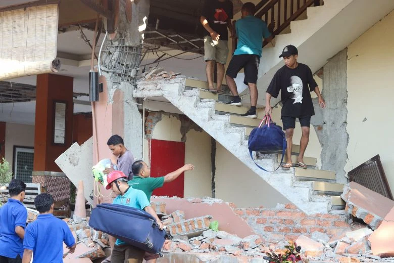 heavy-damage-from-77-earthquake-in-indonesia