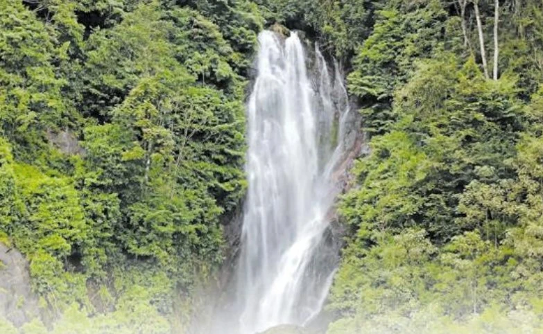a-car-and-a-three-wheeler-that-went-to-siripade-during-the-off-hours-fell-into-mohani-falls-and-the-two-deaths-were-reported