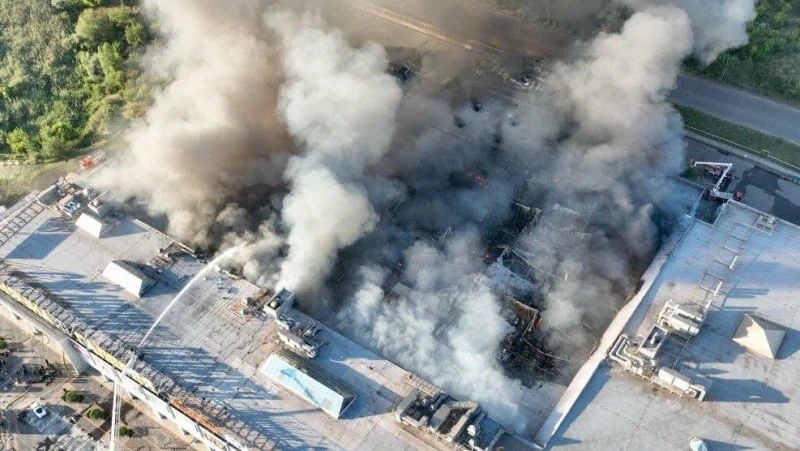 a-shopping-mall-in-the-hometown-of-the-ukrainian-president-is-destroyed-in-russia---16-dead
